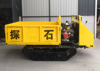 L'auto che carica una gomma automatica da 1,5 tonnellate segue lo scaricatore del trasportatore per il trasporto